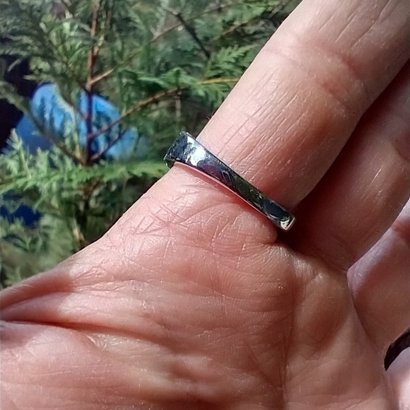 Video in listing. Women's marked 925 white stone ring. - Picture 9 of 11